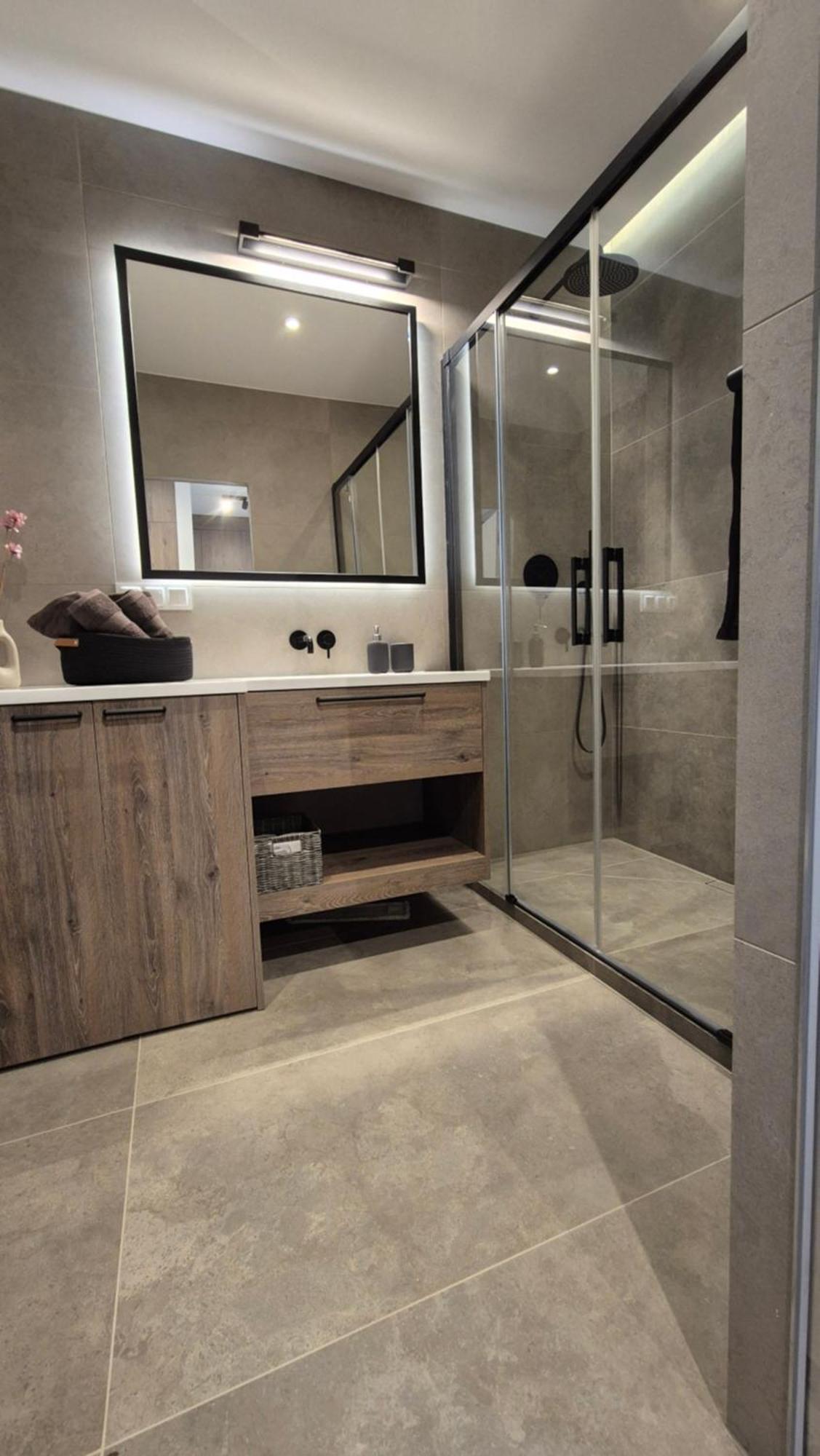 Luxurious Almond Apartment, Self Check-in 24h, Parking, Air-conditioning Appartamento